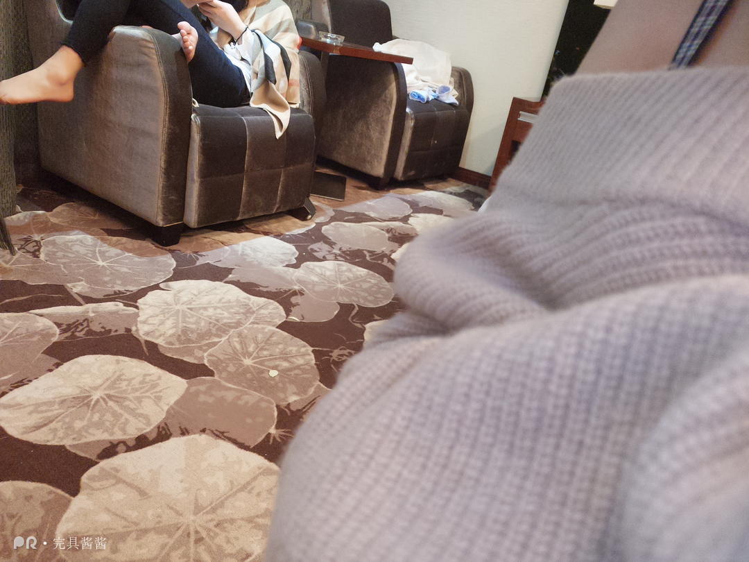 完具少女w - 黑丝 衬衣 一个人去厕所