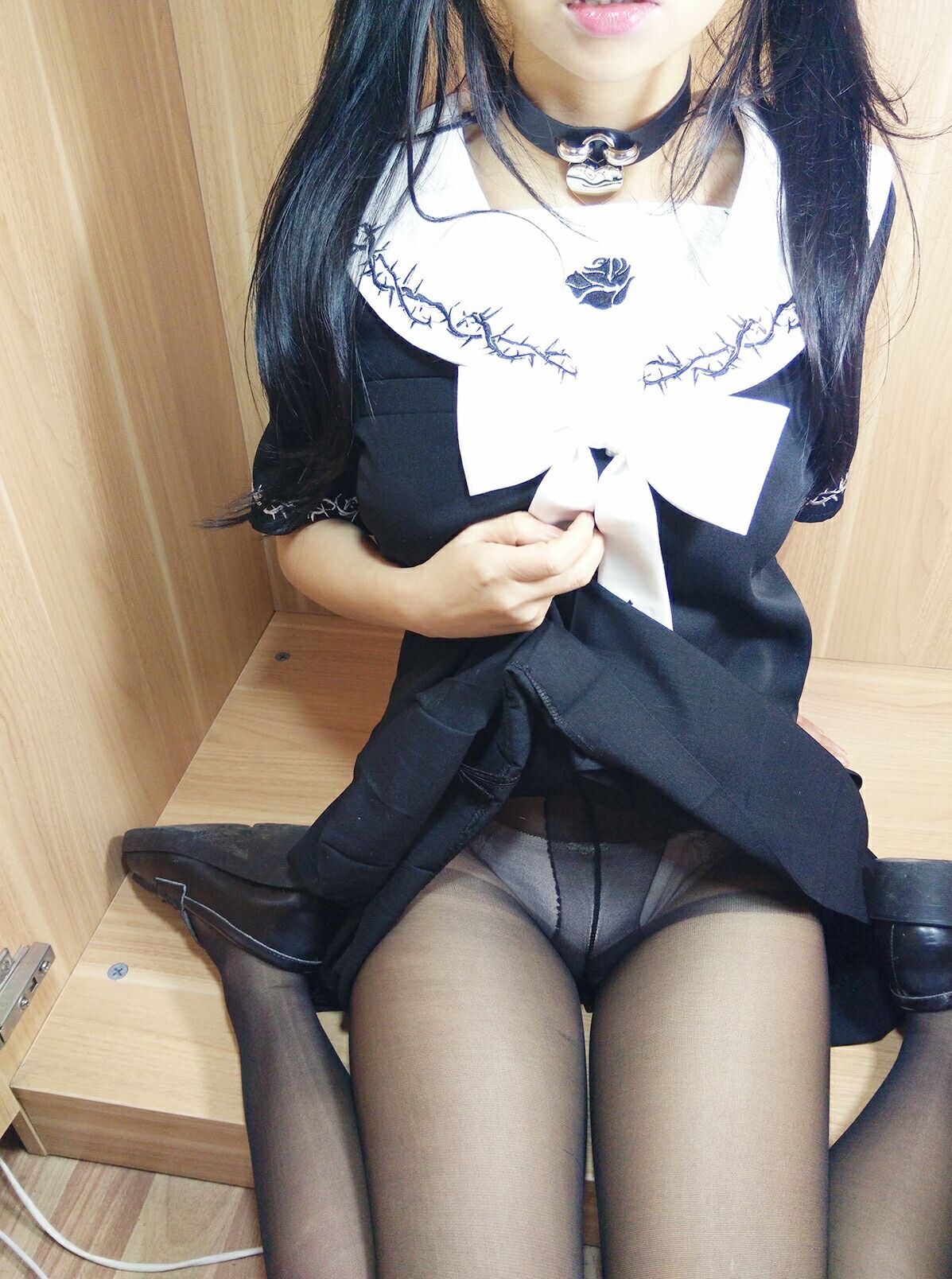 花狸追 - 柜子里黑丝少女