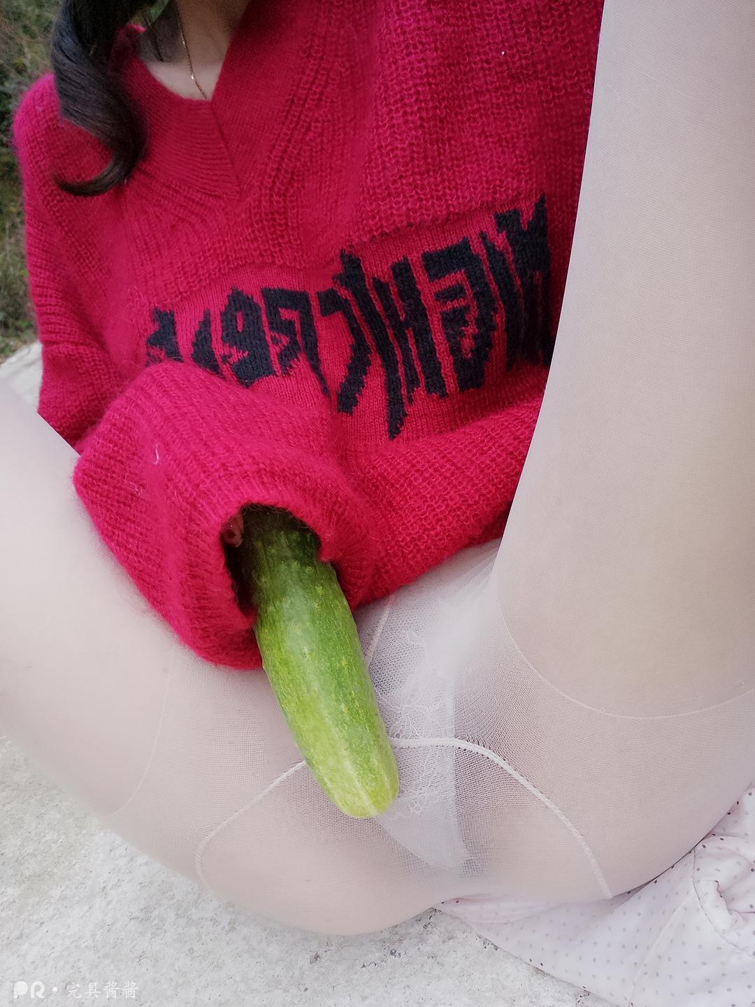 完具少女w - 公交站牌旁边 户外 黄瓜今日份的女上位小女友