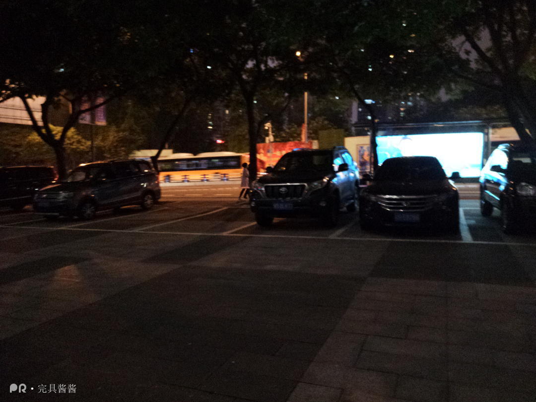 完具少女w - 公交站牌旁边 户外 黄瓜今日份的女上位小女友