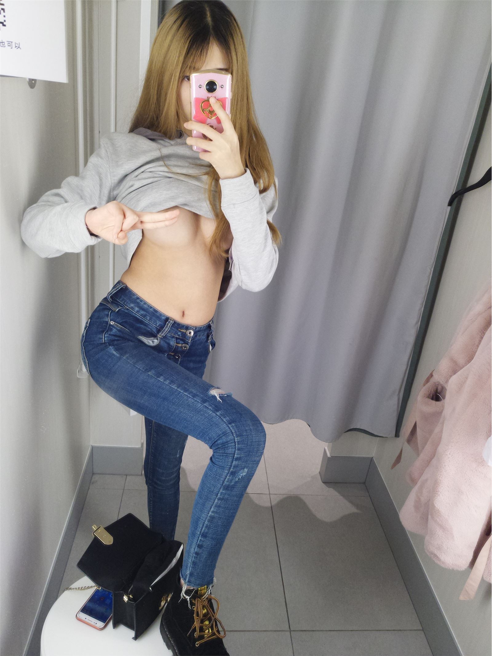 鱼丸要吃粗面-更衣室