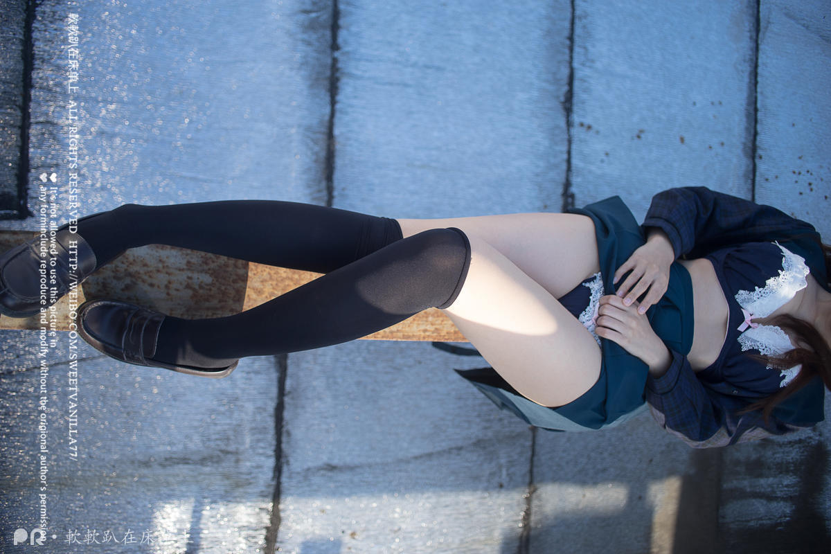 軟軟趴在床單上180117