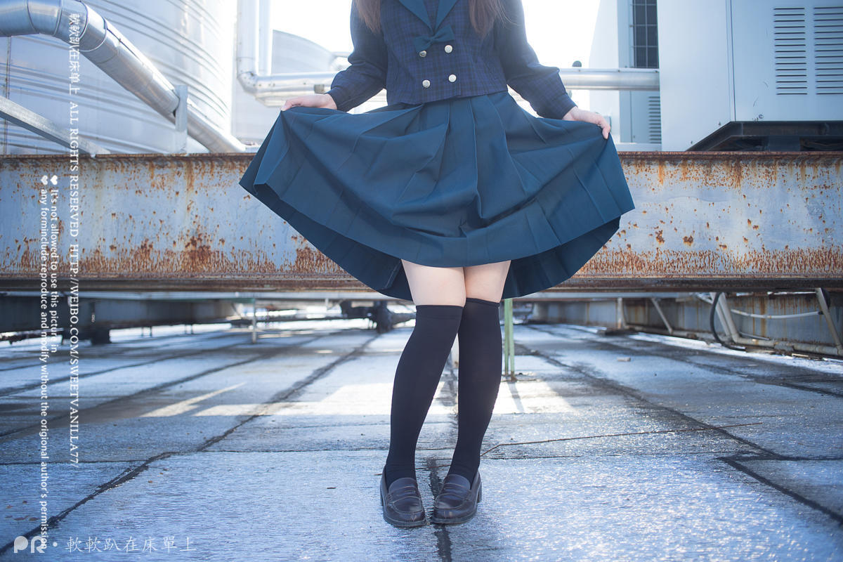 軟軟趴在床單上180117