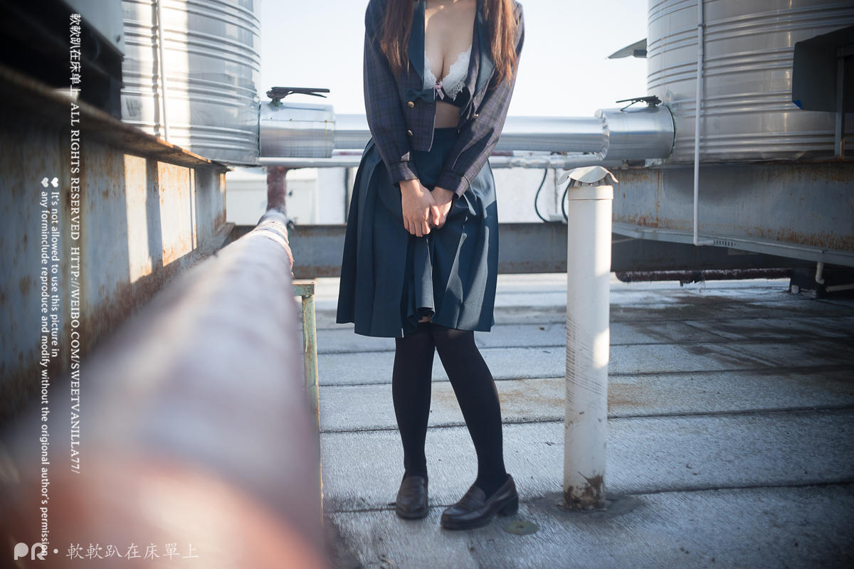 軟軟趴在床單上180117