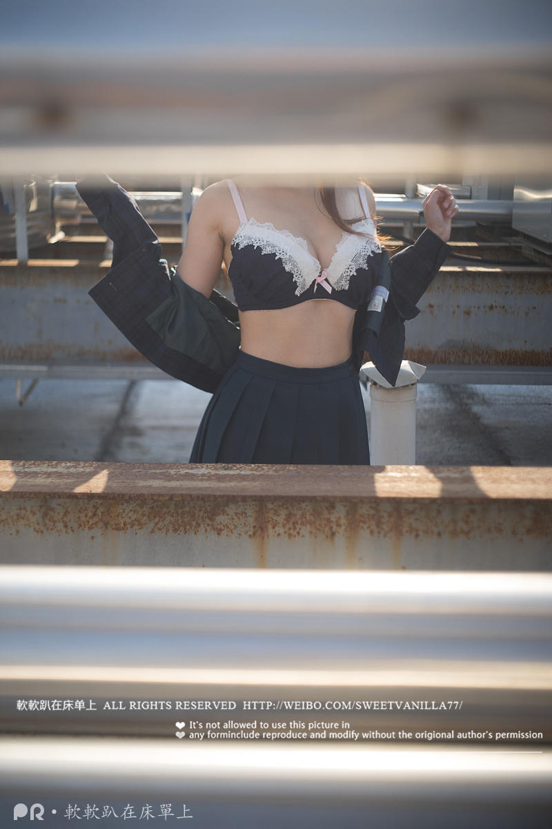 軟軟趴在床單上180117
