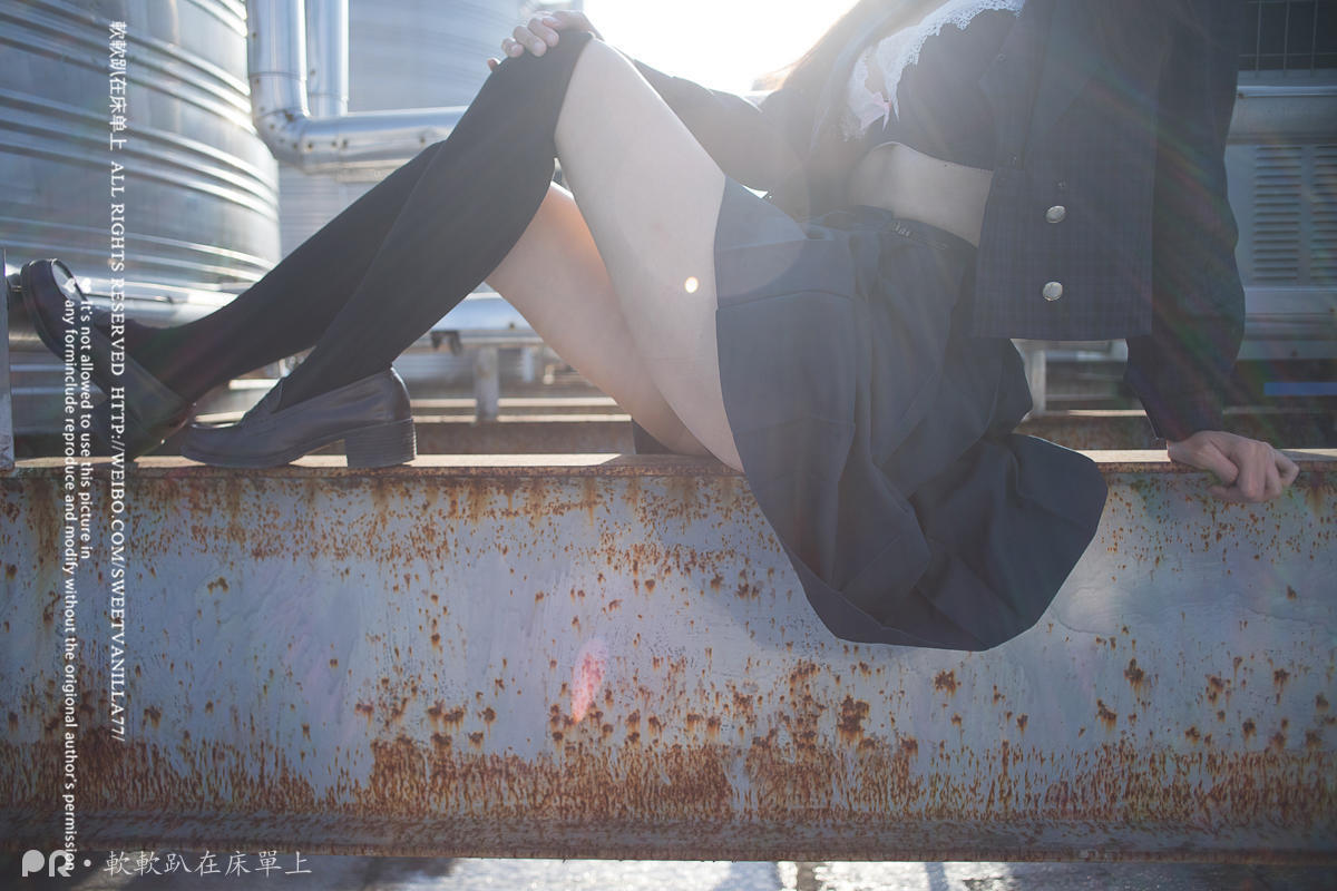軟軟趴在床單上180117