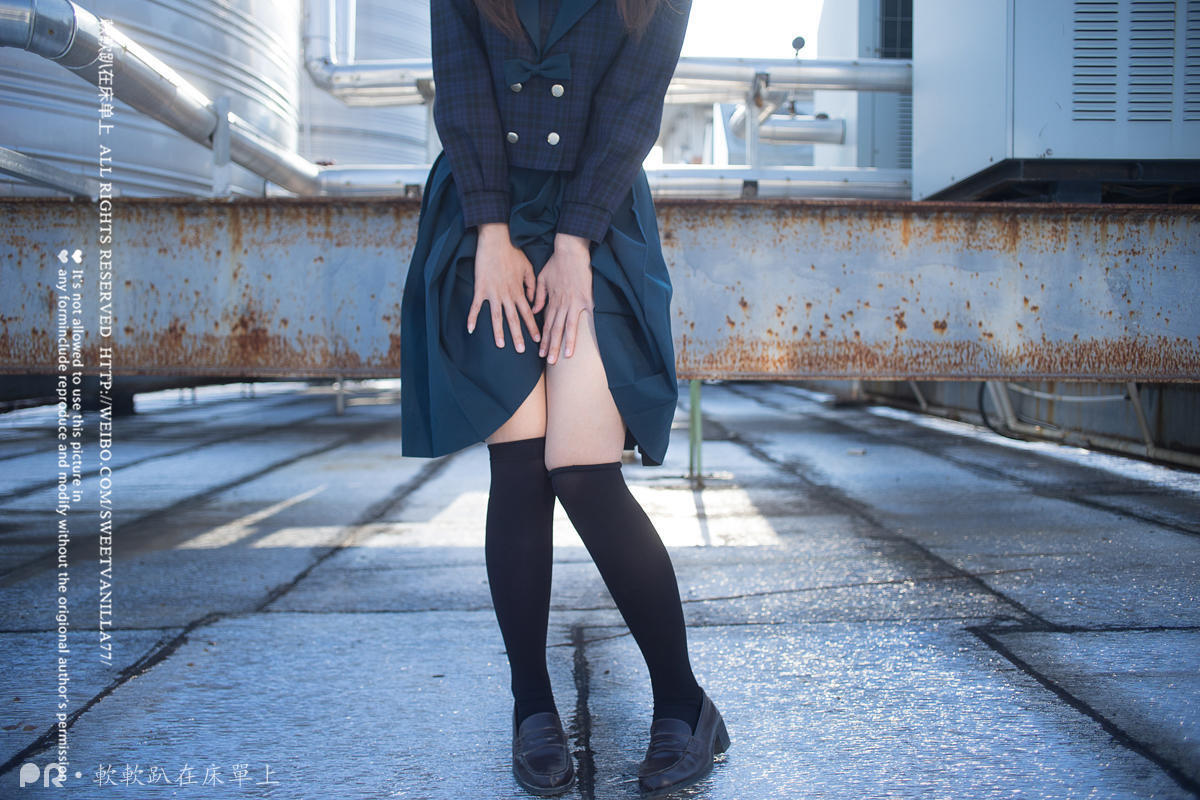 軟軟趴在床單上180117