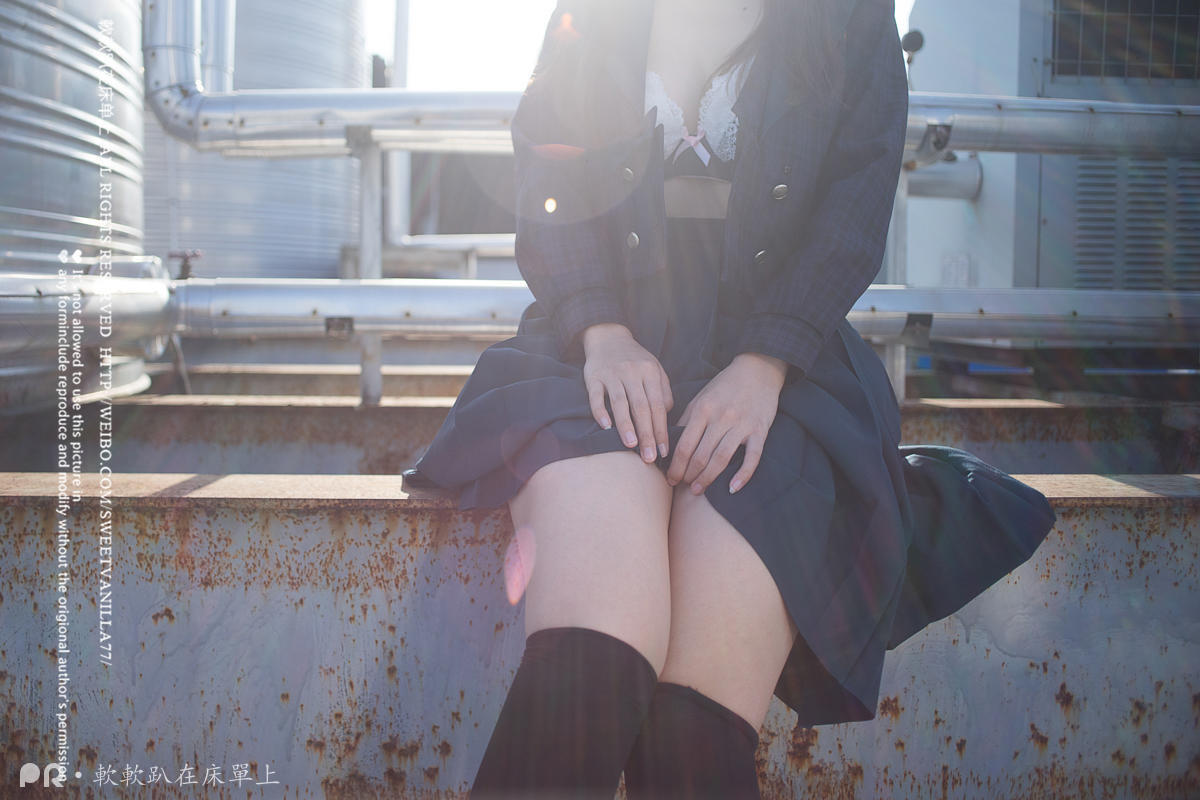 軟軟趴在床單上180117