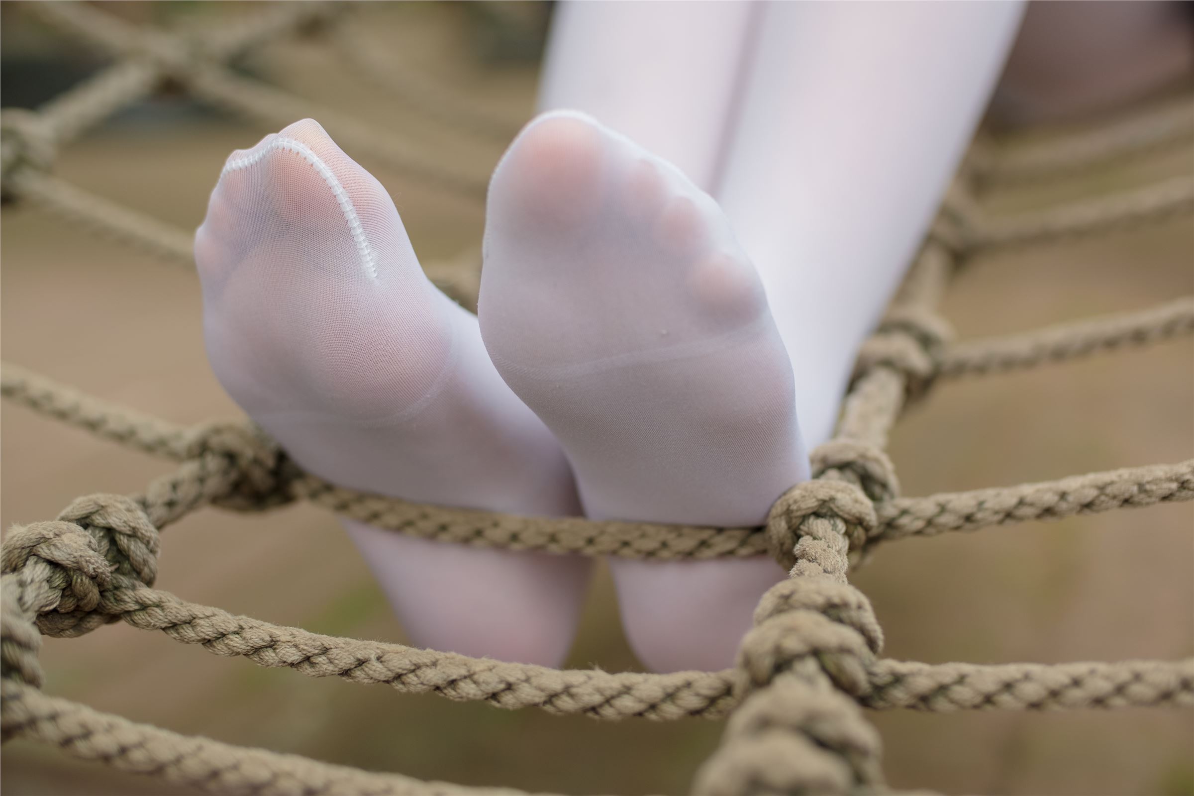 [森萝财团]萝莉丝足写真 R15-014 白丝妹妹游园