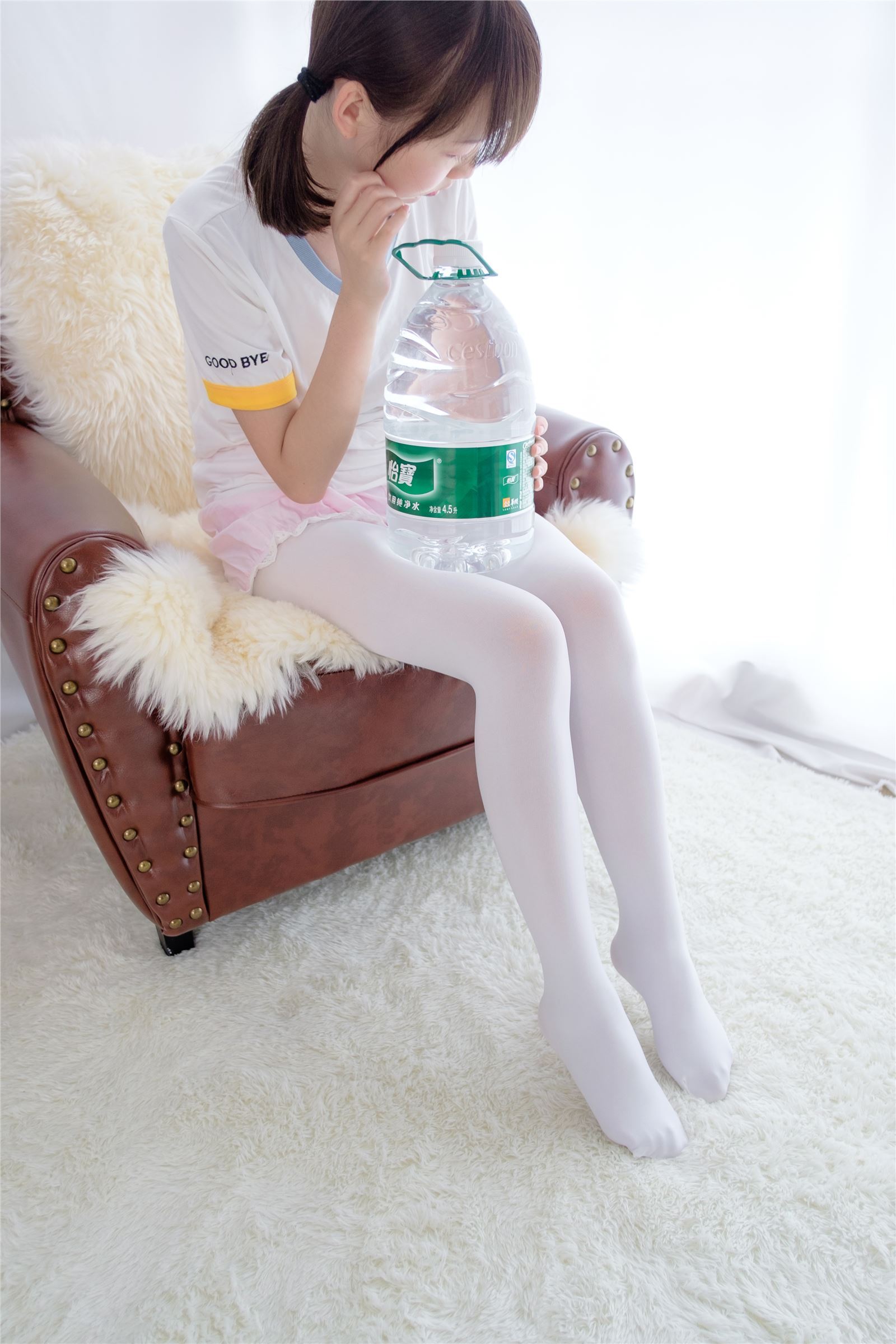 [森萝财团]萝莉丝足写真 R15-015 白丝萝莉玩桶装水