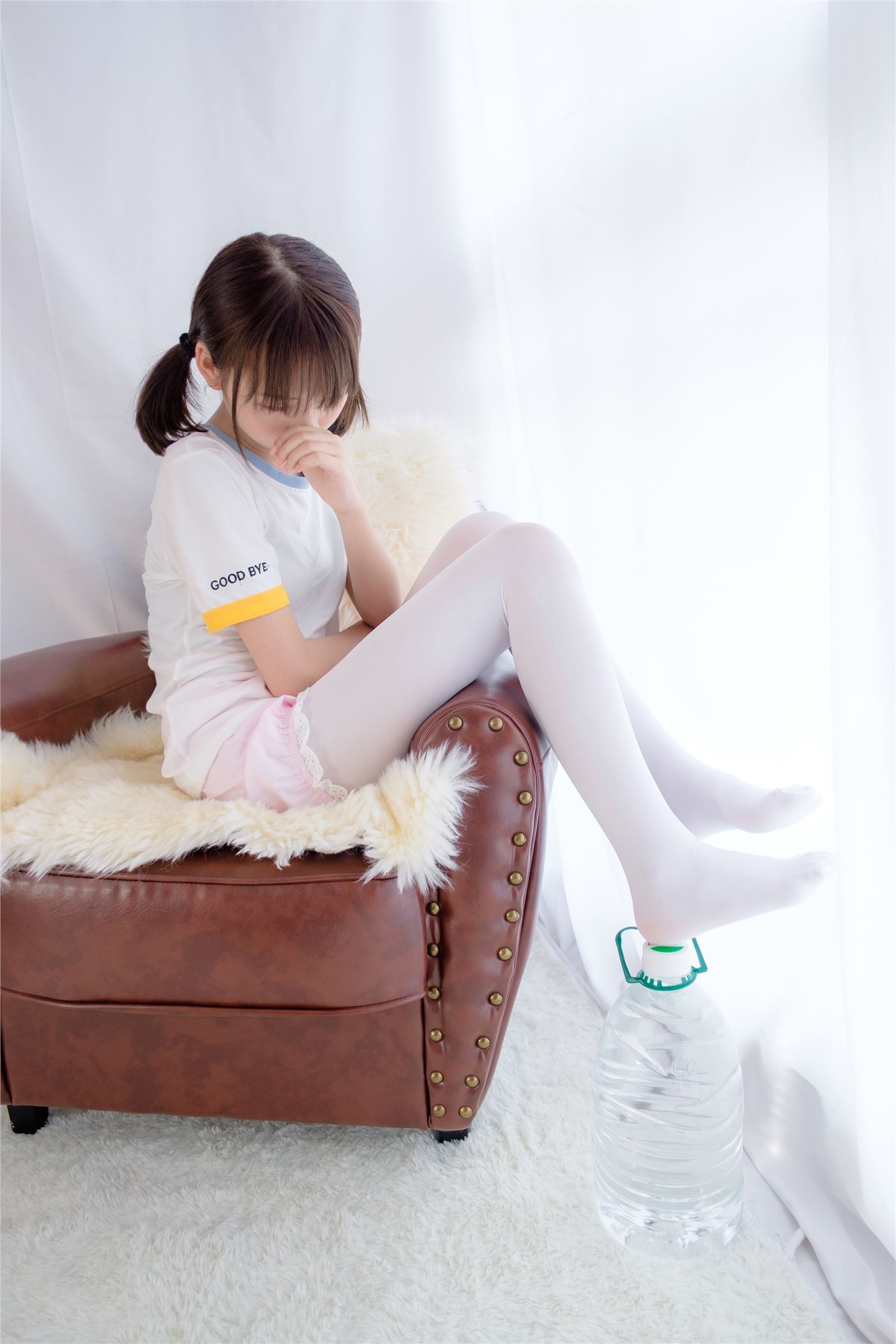 [森萝财团]萝莉丝足写真 R15-015 白丝萝莉玩桶装水