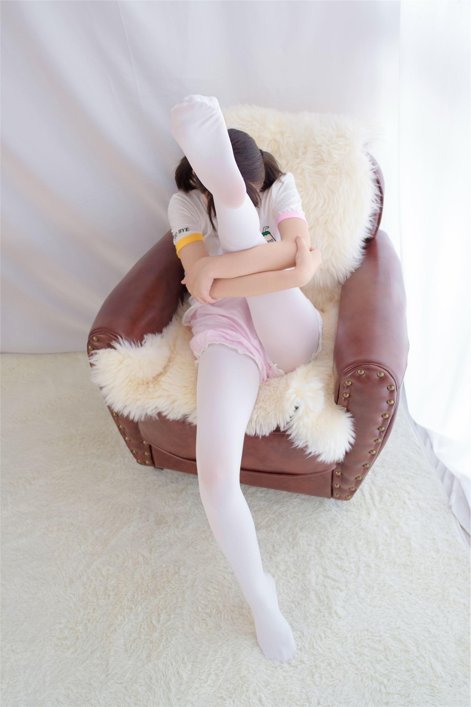 [森萝财团]萝莉丝足写真 R15-015 白丝萝莉玩桶装水