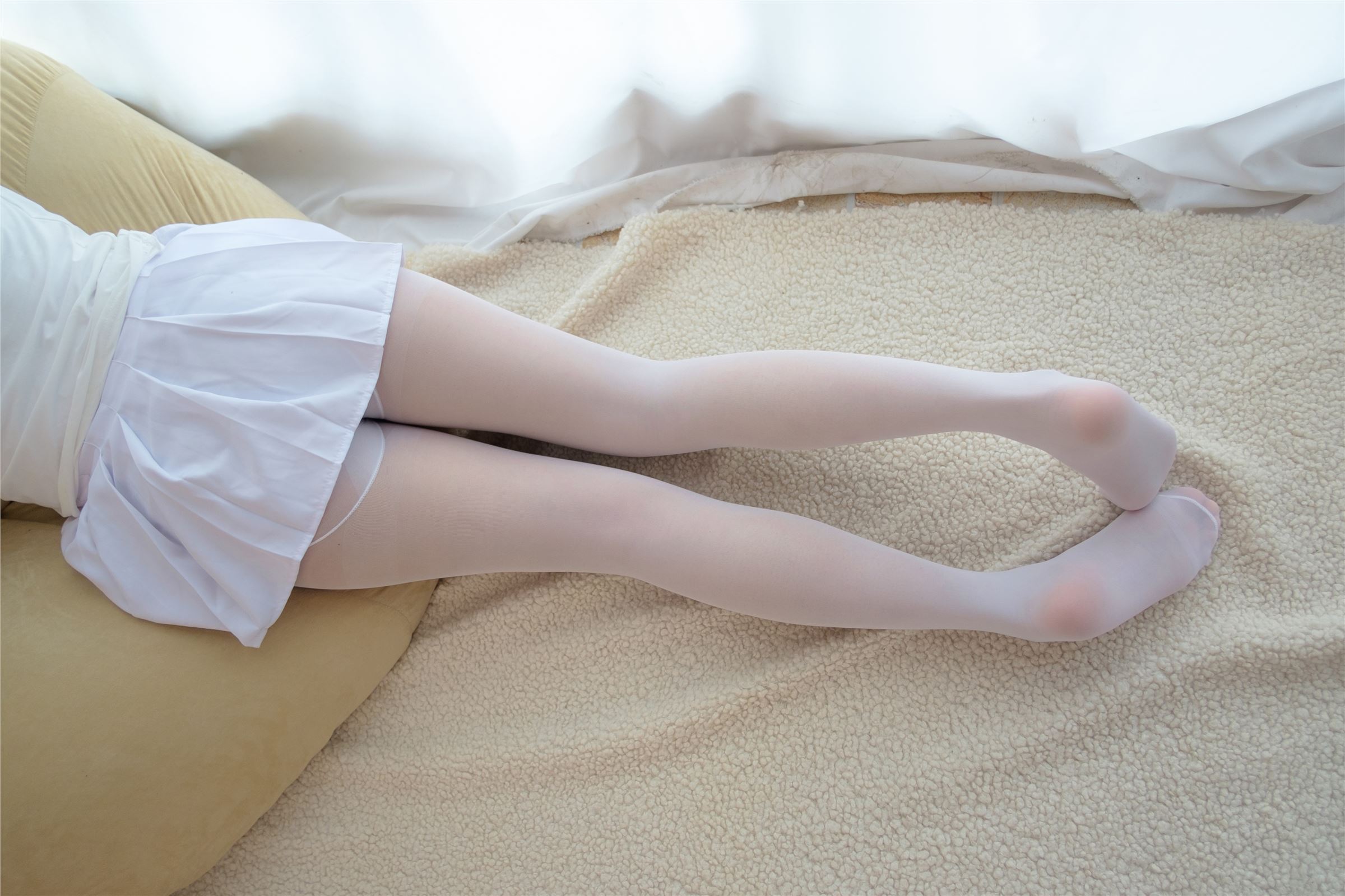 [森萝财团]萝莉丝足写真 R15-006 水嫩嫩的白丝美足