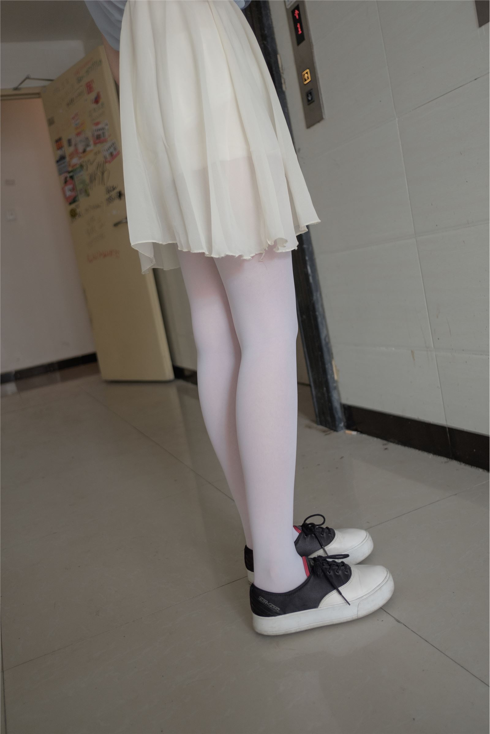 [森萝财团]萝莉丝足写真 R15-007 窗台上的薄纱少女