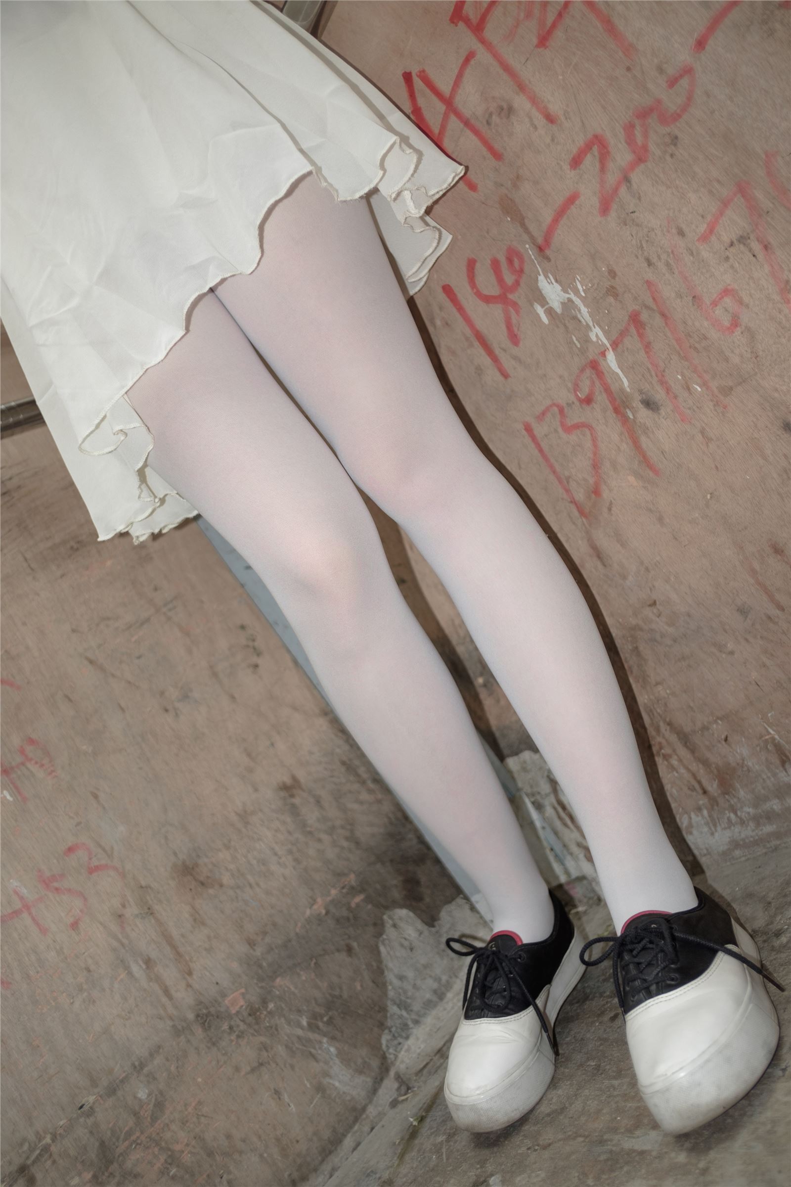 [森萝财团]萝莉丝足写真 R15-007 窗台上的薄纱少女