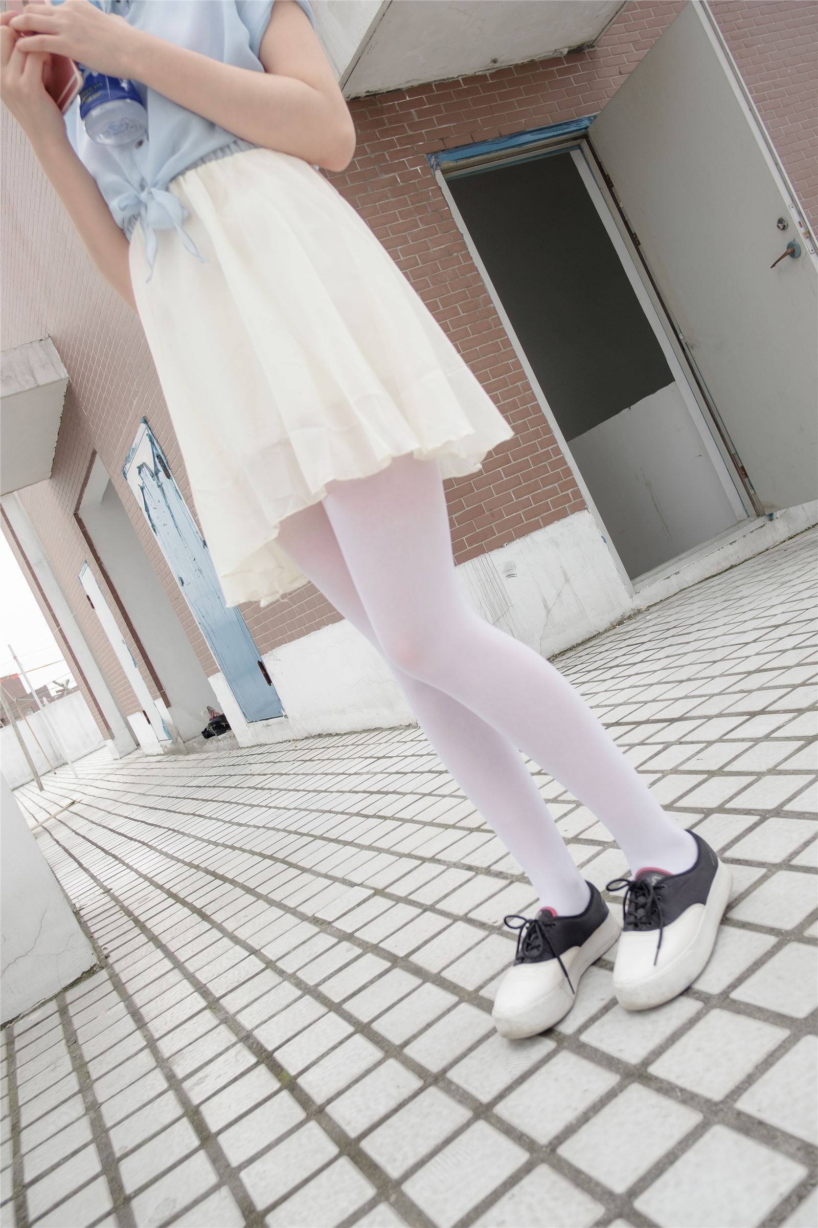 [森萝财团]萝莉丝足写真 R15-007 窗台上的薄纱少女