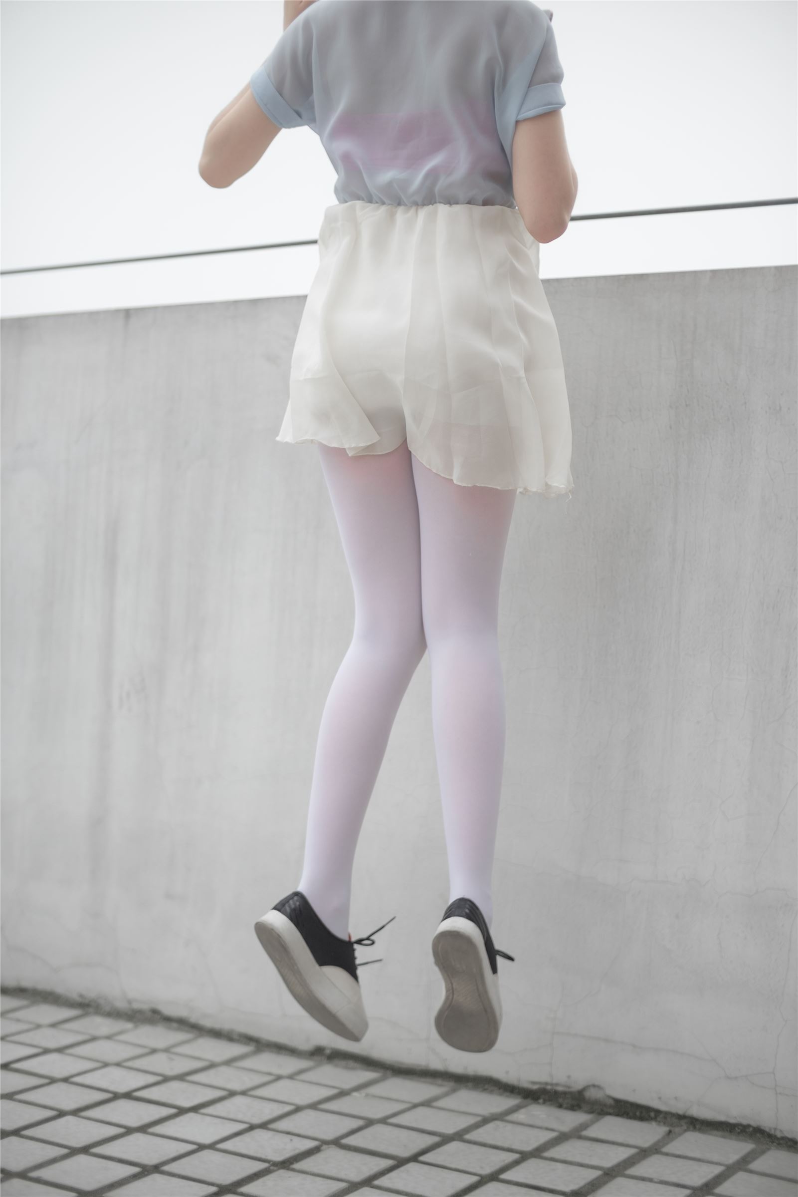 [森萝财团]萝莉丝足写真 R15-007 窗台上的薄纱少女