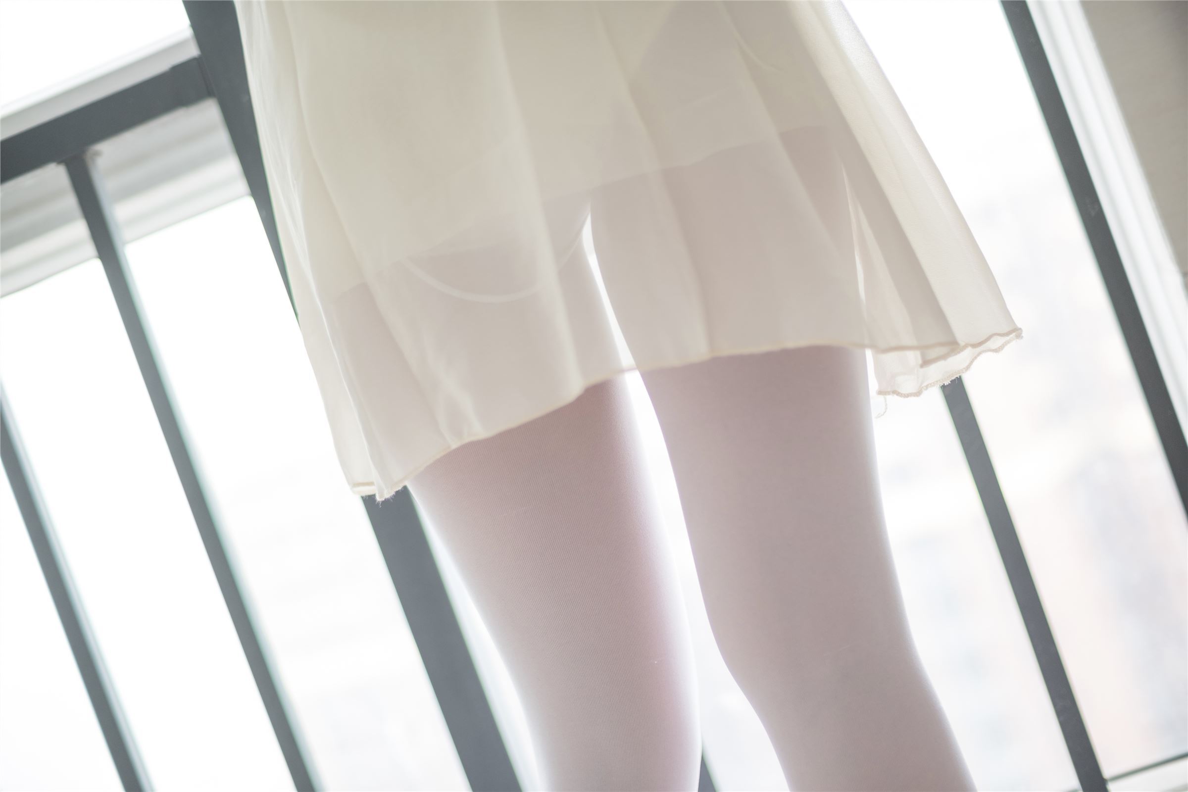 [森萝财团]萝莉丝足写真 R15-007 窗台上的薄纱少女