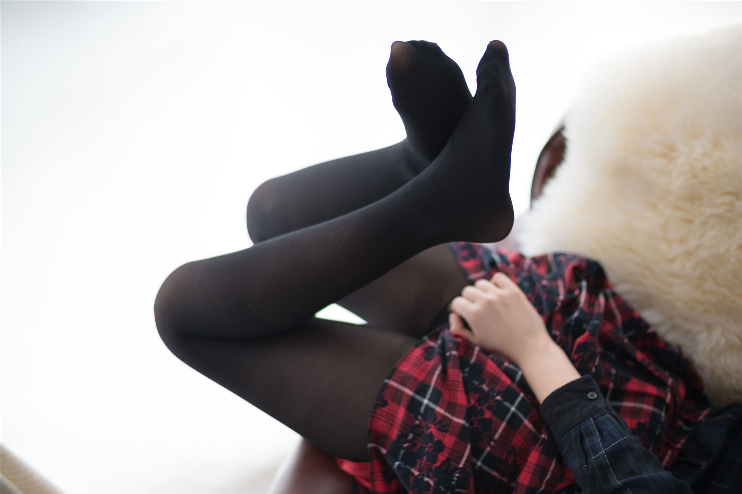 [森萝财团]萝莉丝足写真 R15-008 玩手机的黑丝妹妹