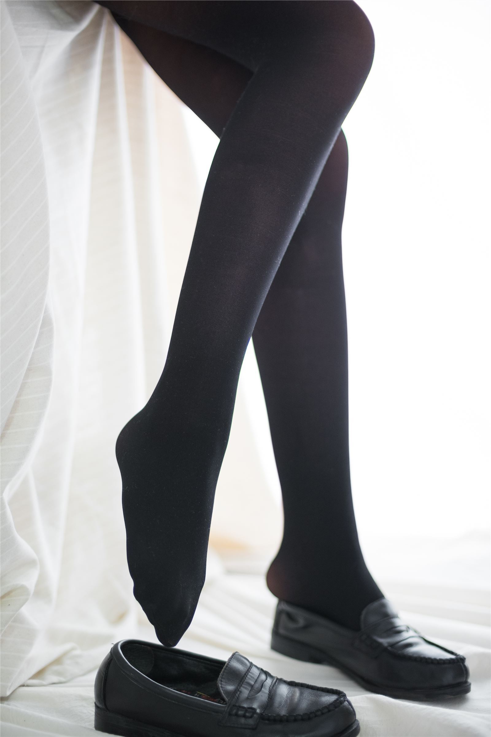 [森萝财团]萝莉丝足写真 R15-008 玩手机的黑丝妹妹