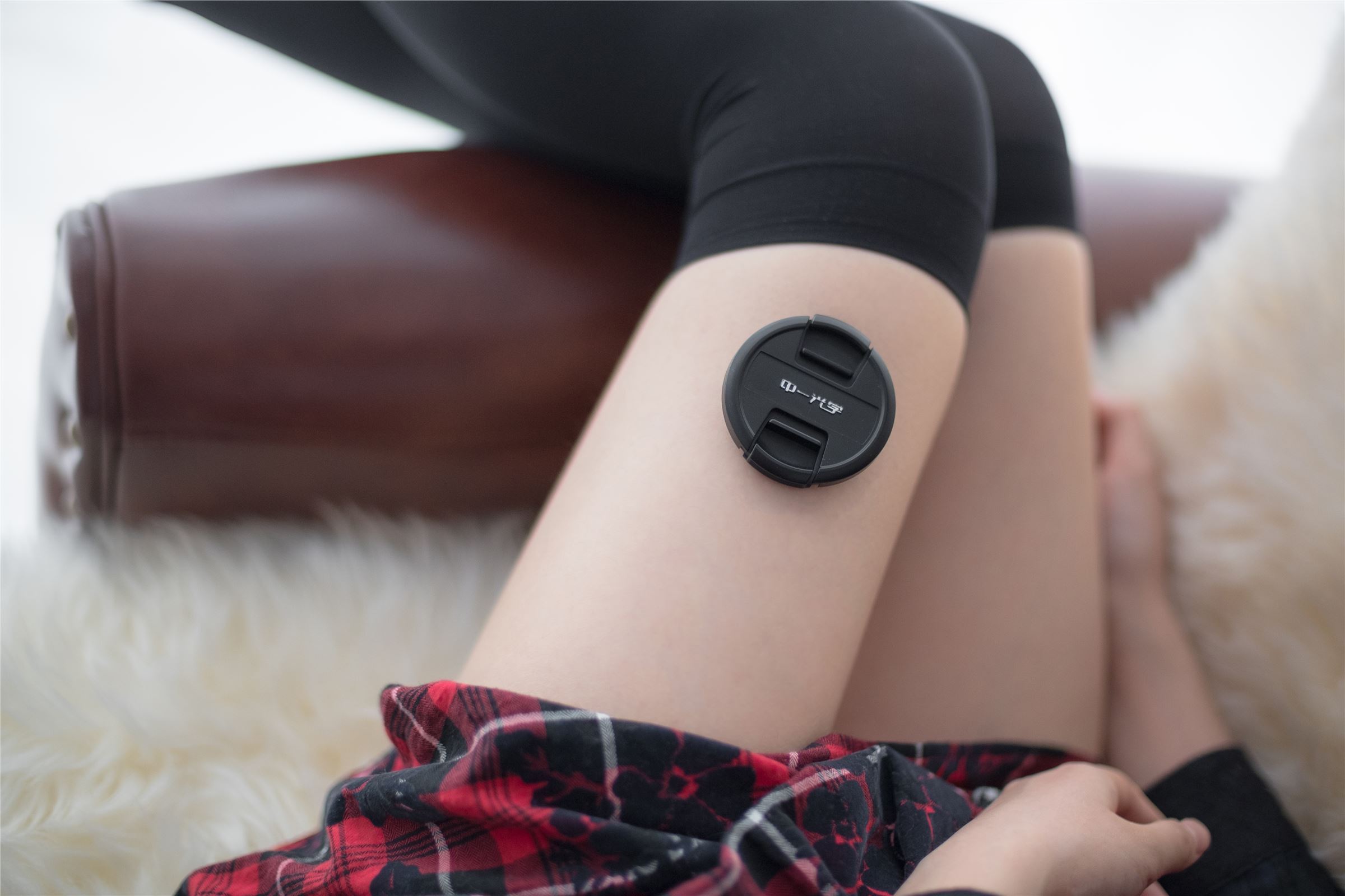 [森萝财团]萝莉丝足写真 R15-008 玩手机的黑丝妹妹