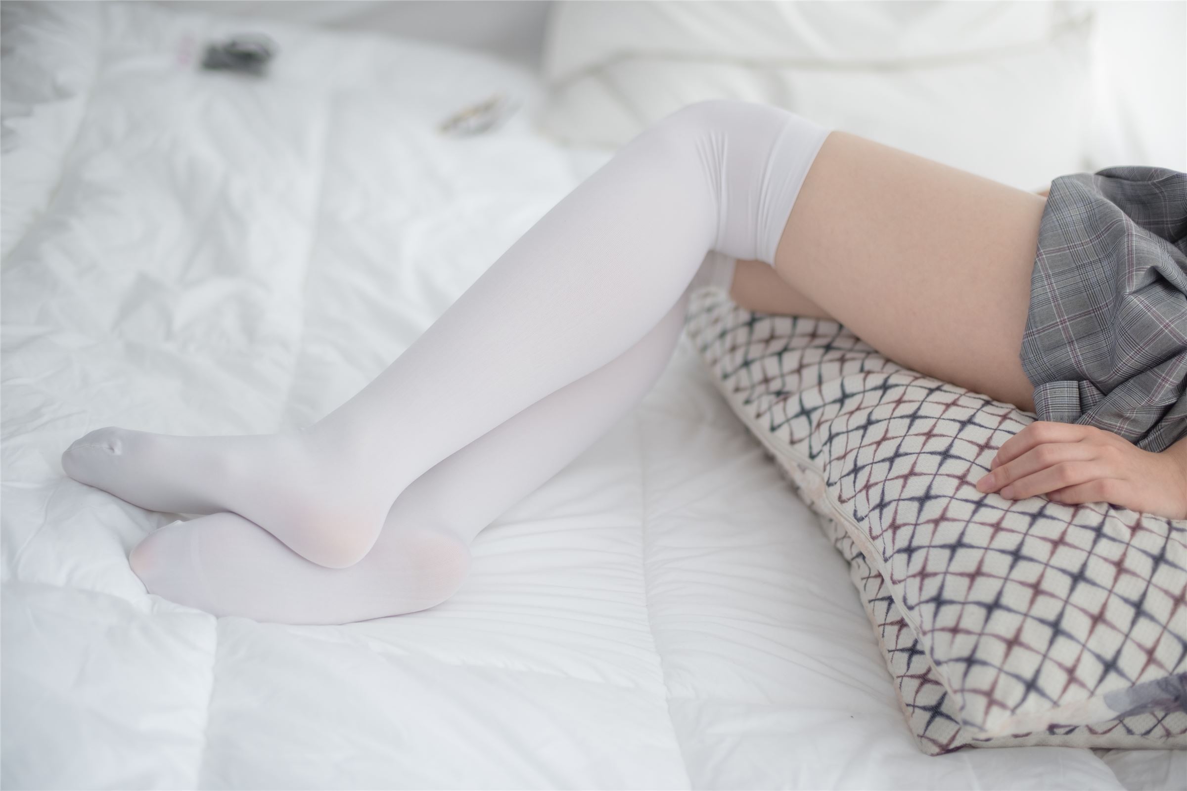 [森萝财团]萝莉丝足写真 R15-009 床上JK白丝