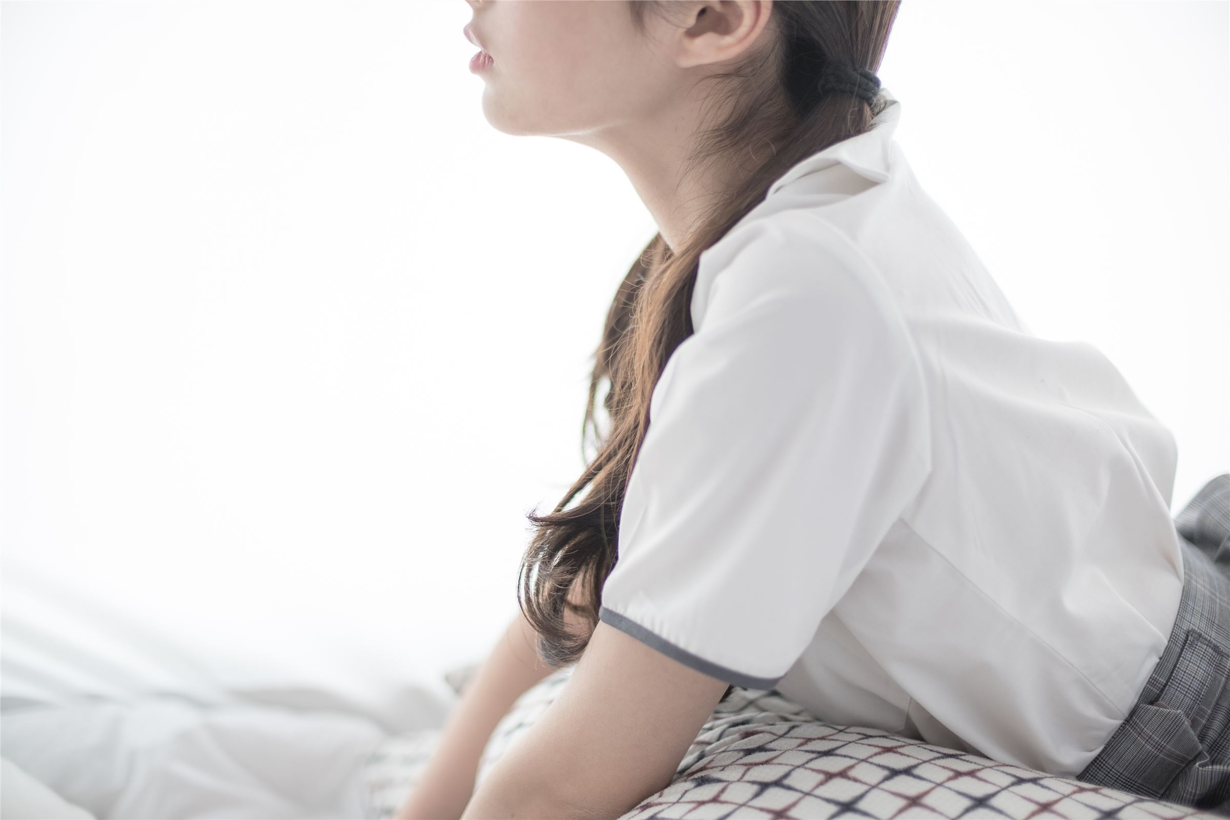 [森萝财团]萝莉丝足写真 R15-009 床上JK白丝