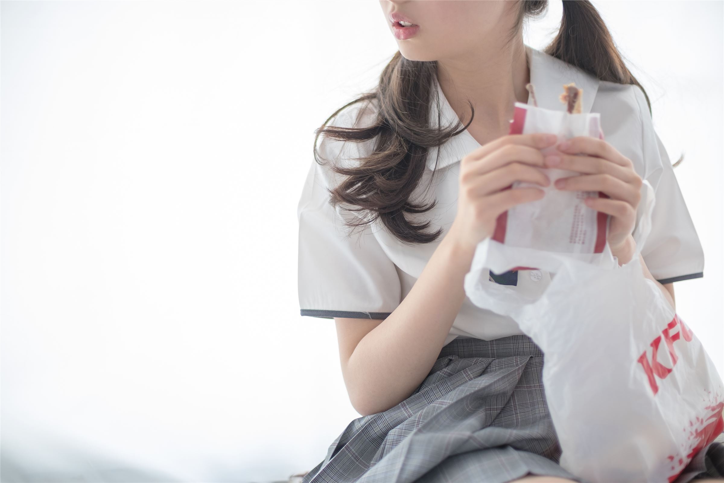 [森萝财团]萝莉丝足写真 R15-009 床上JK白丝