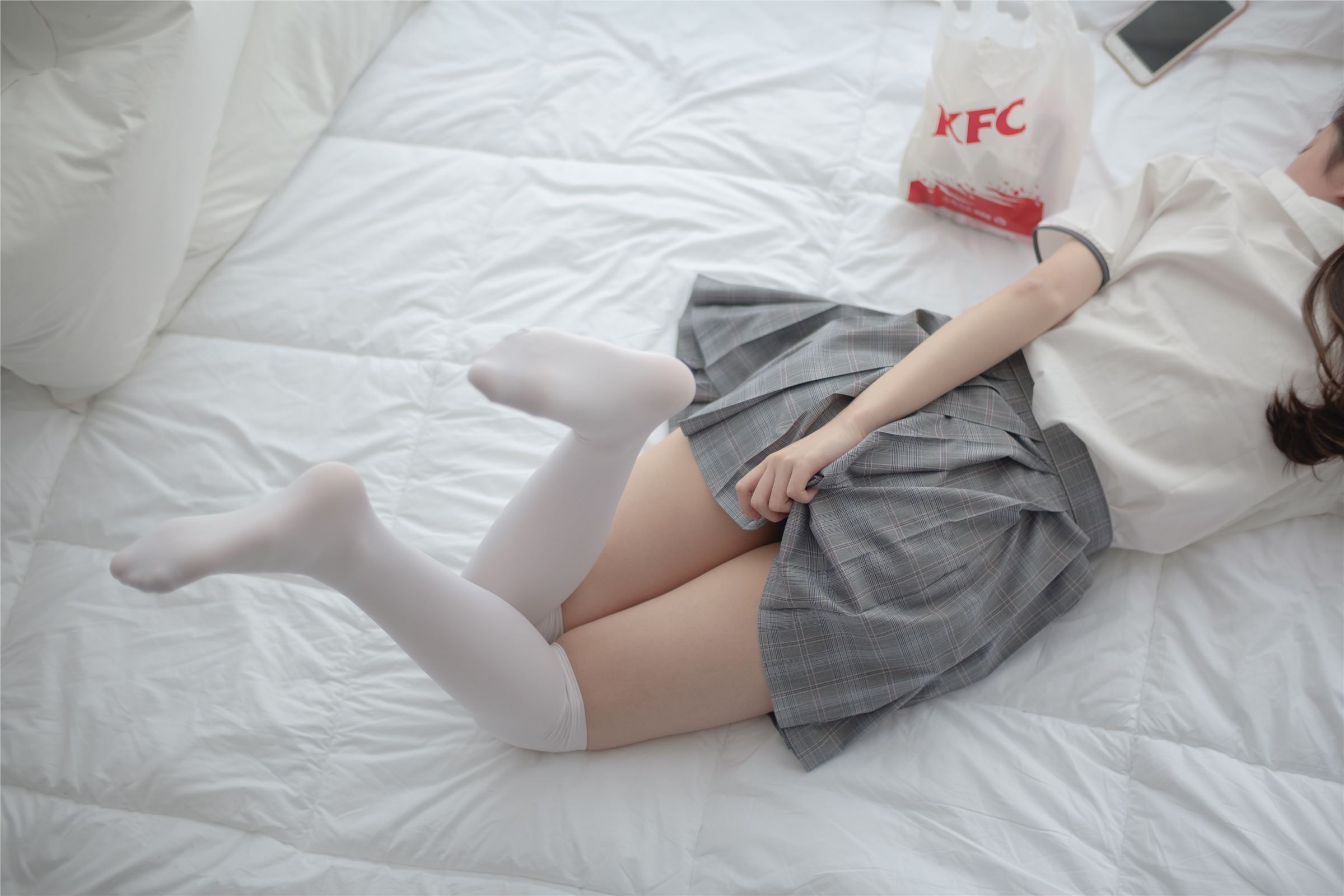 [森萝财团]萝莉丝足写真 R15-009 床上JK白丝