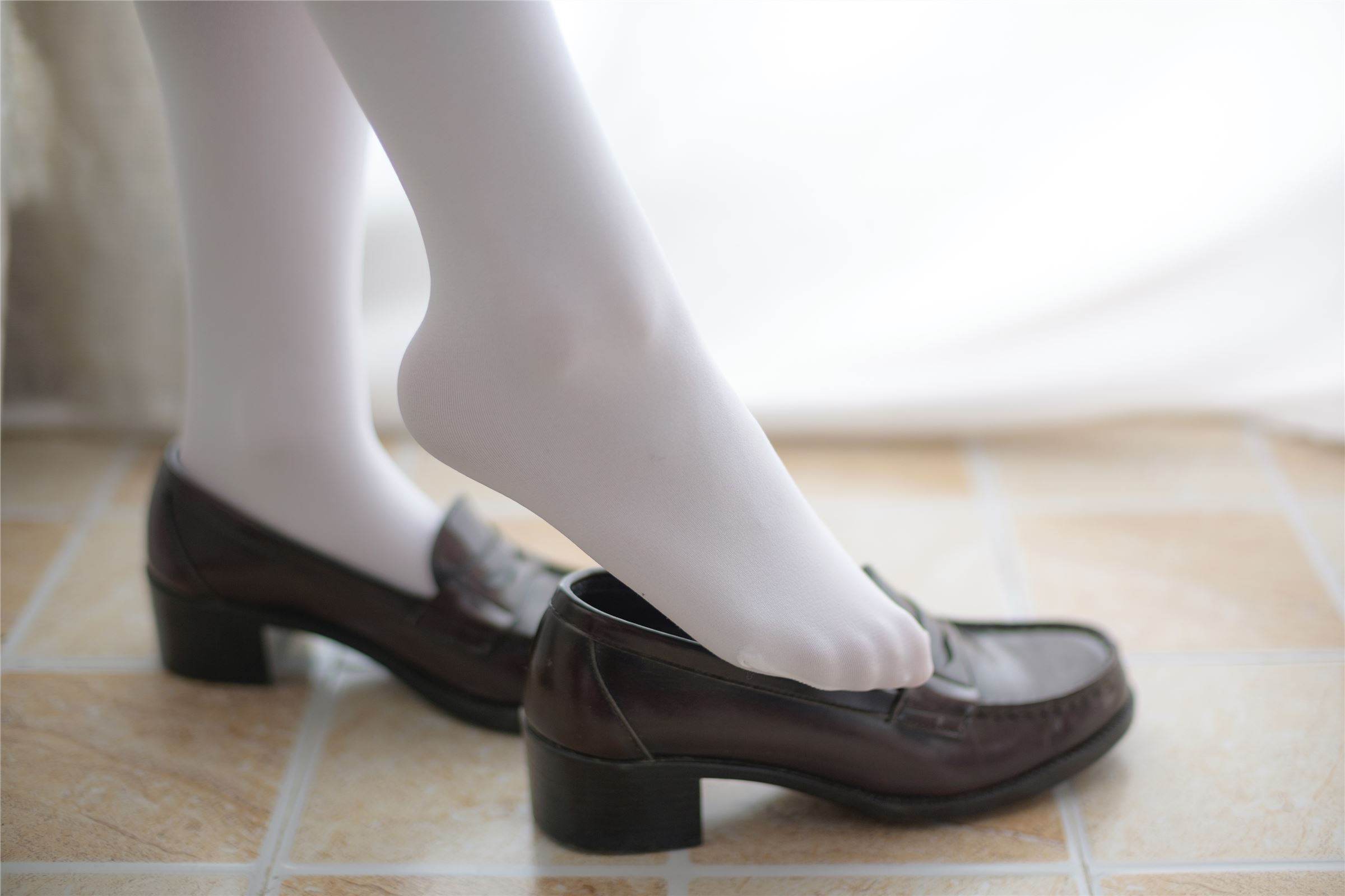 [森萝财团]萝莉丝足写真 R15-010 羞嗒嗒的白丝MM