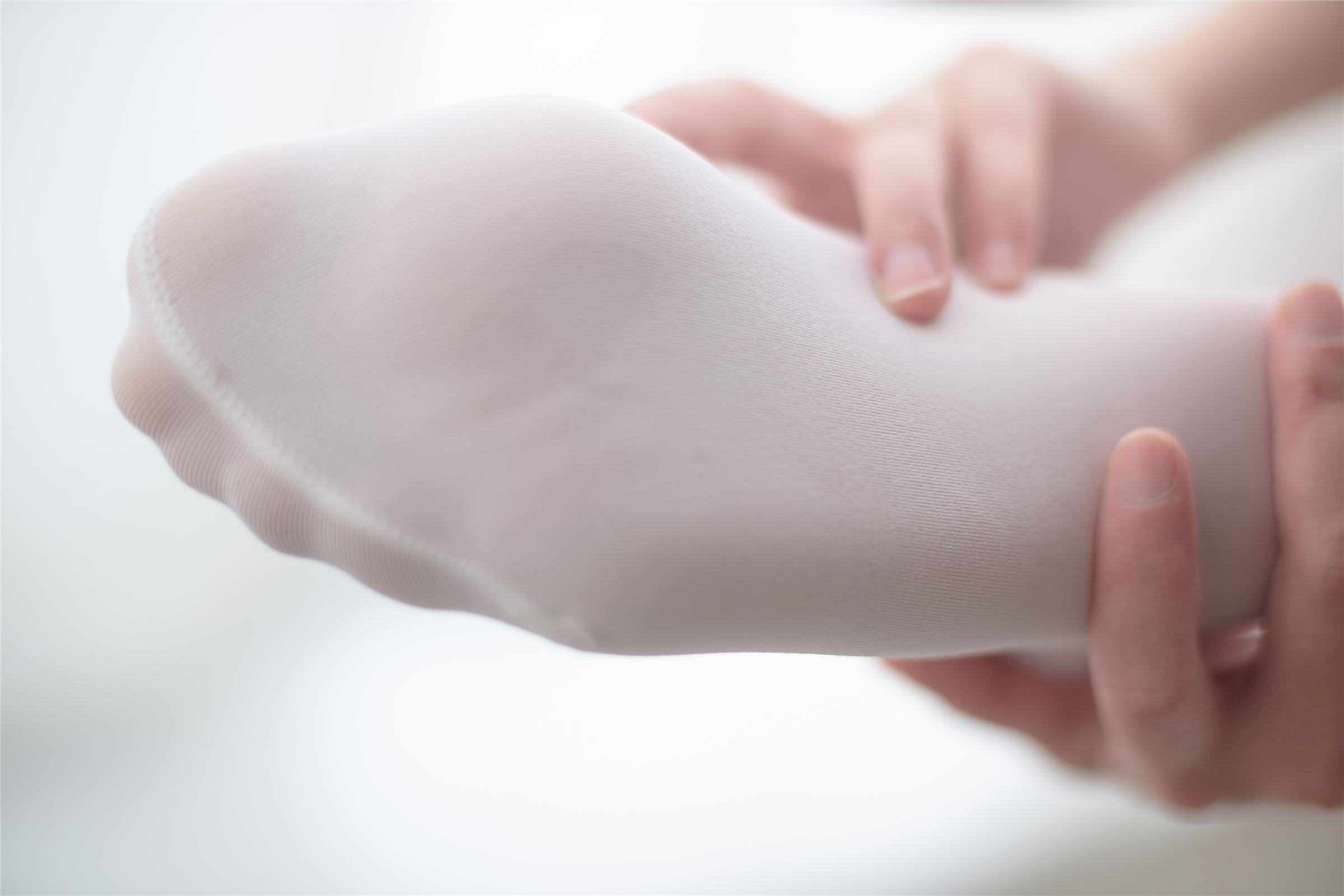 [森萝财团]萝莉丝足写真 R15-010 羞嗒嗒的白丝MM