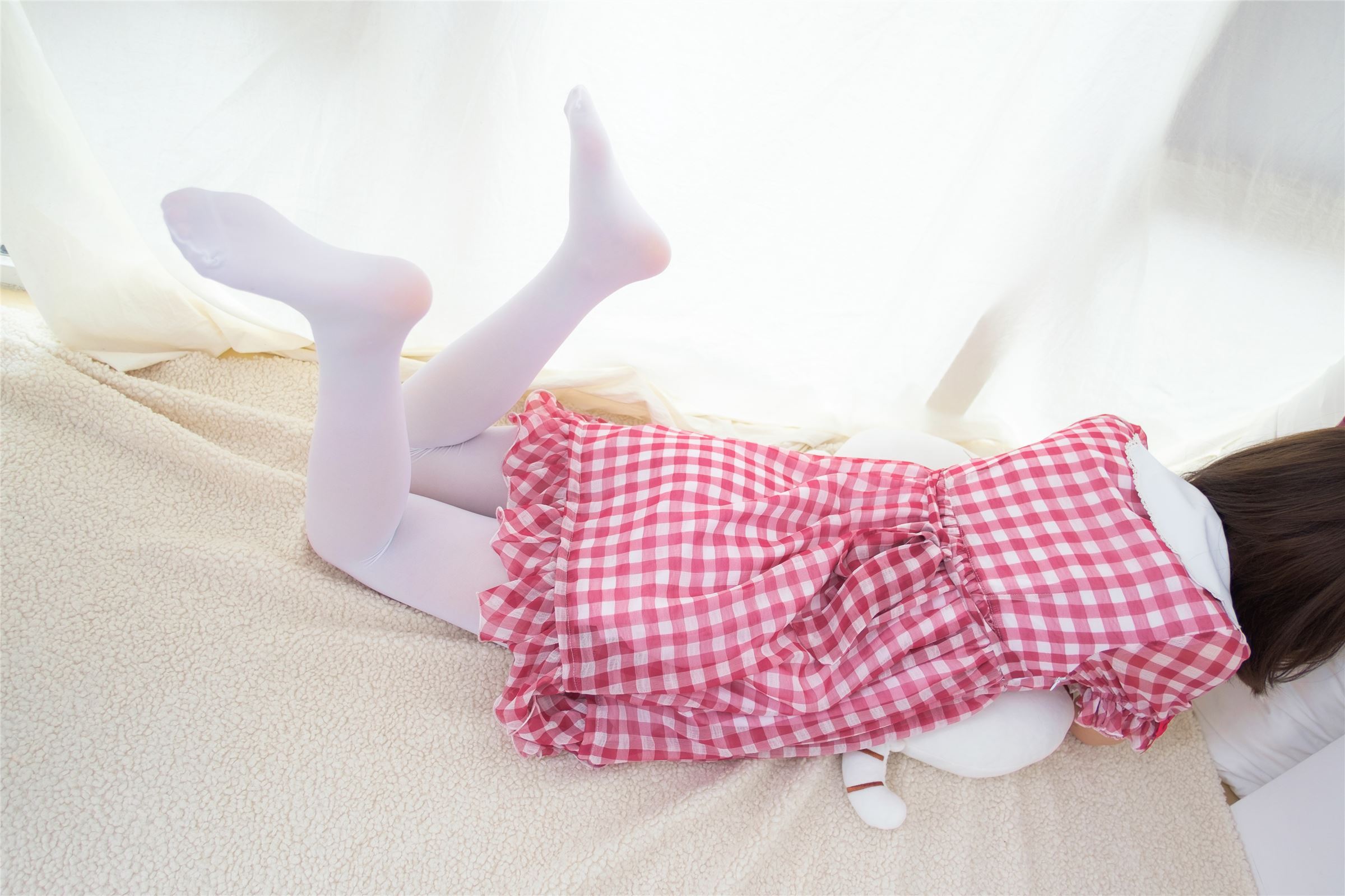 [森萝财团]萝莉丝足写真 R15-011 红色格子裙白丝MM