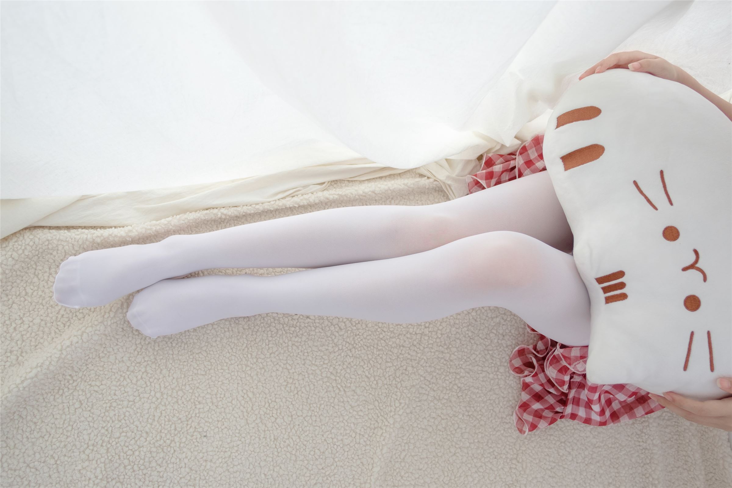 [森萝财团]萝莉丝足写真 R15-011 红色格子裙白丝MM