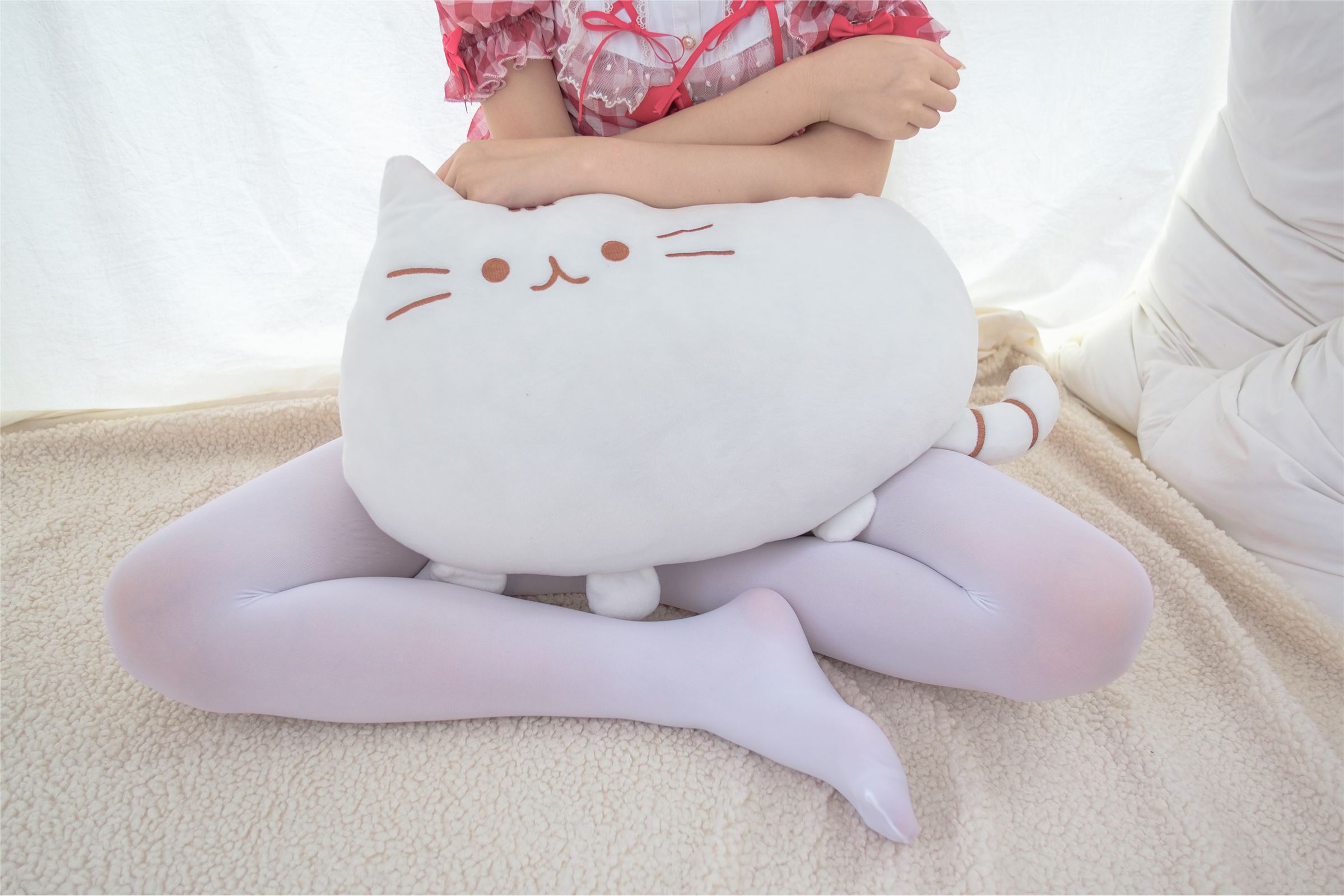 [森萝财团]萝莉丝足写真 R15-011 红色格子裙白丝MM