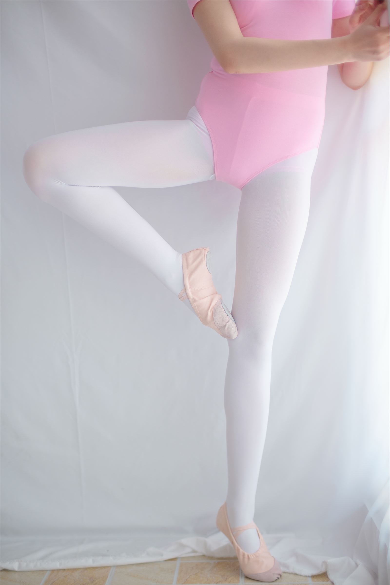 [森萝财团]萝莉丝足写真 R15-012 白丝粉红少女