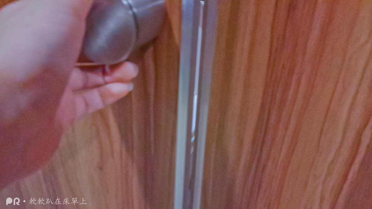 軟軟趴在床單上—偷看厕所里发生了什么