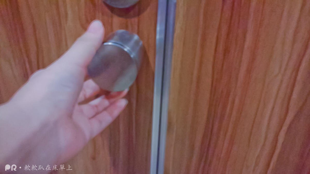 軟軟趴在床單上—偷看厕所里发生了什么