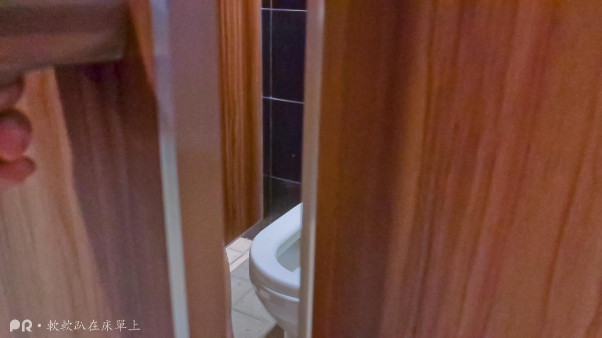 軟軟趴在床單上—偷看厕所里发生了什么
