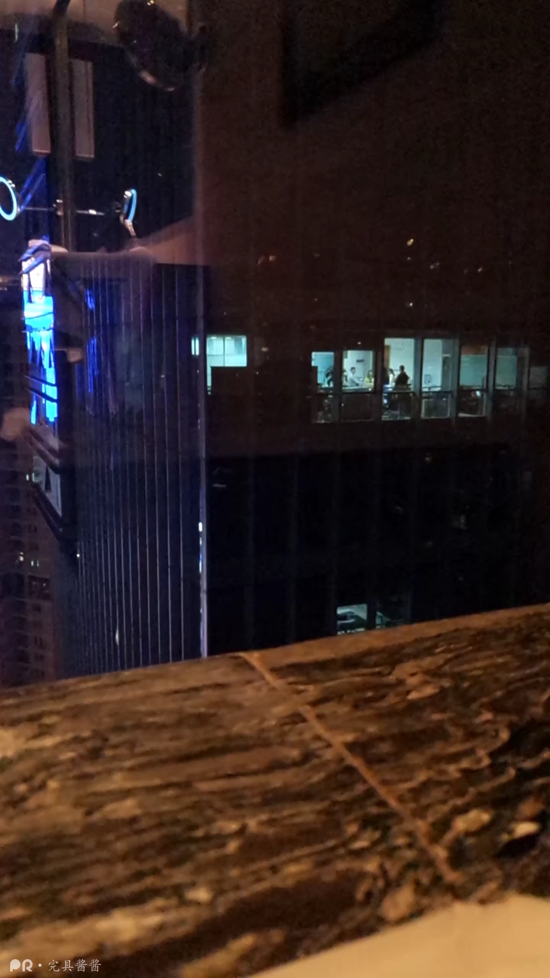 微博嫩妹完具少女w - 浴室拍照被对面偷窥