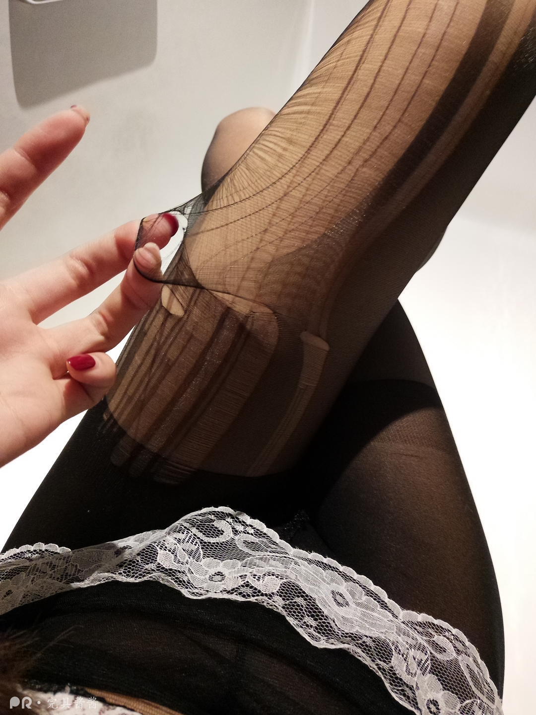 微博嫩妹完具少女w - 浴室拍照被对面偷窥