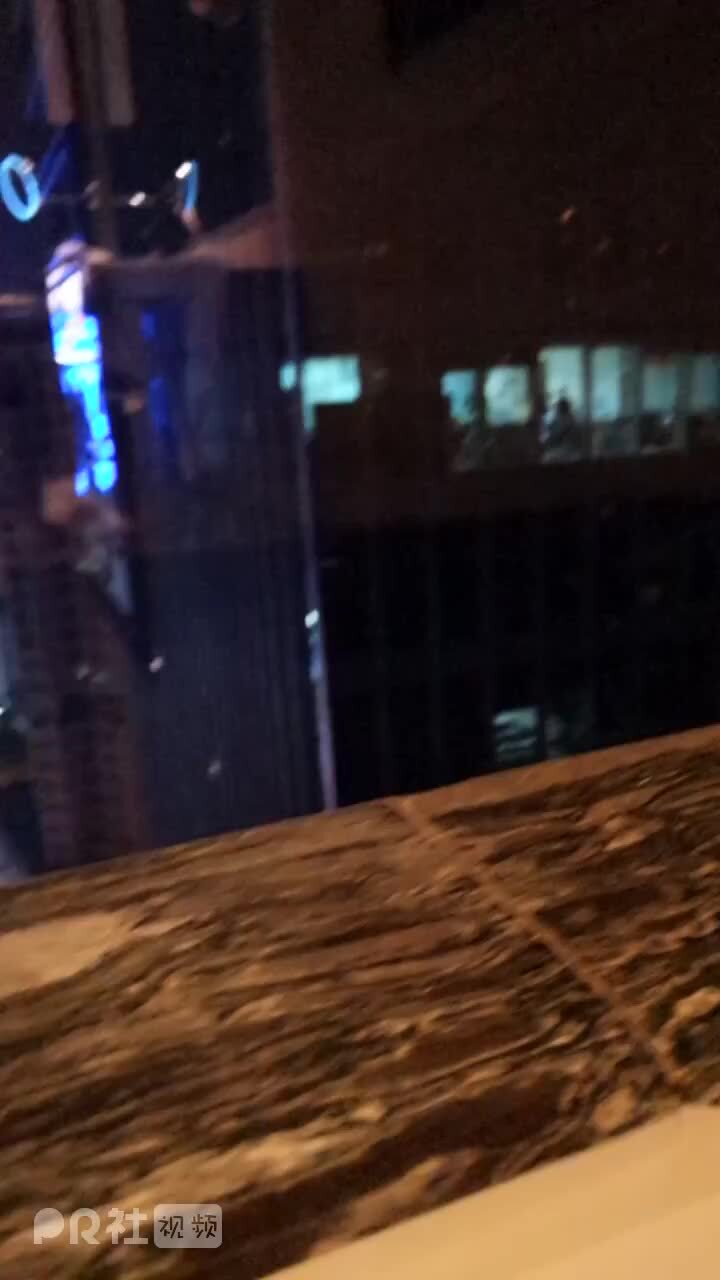 微博嫩妹完具少女w - 浴室拍照被对面偷窥