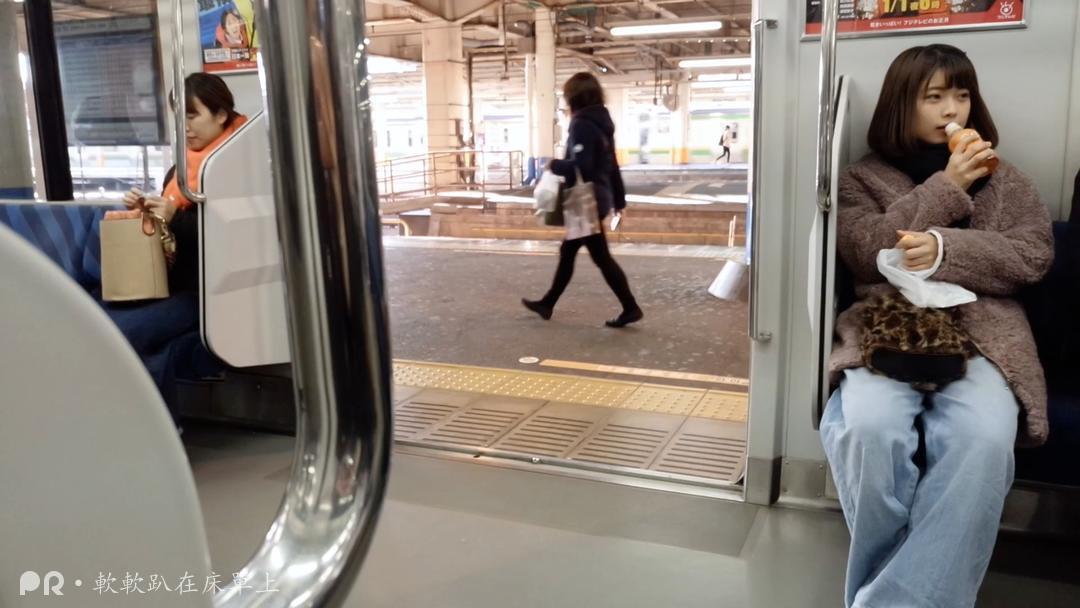 软软趴在床單上-1231 地铁