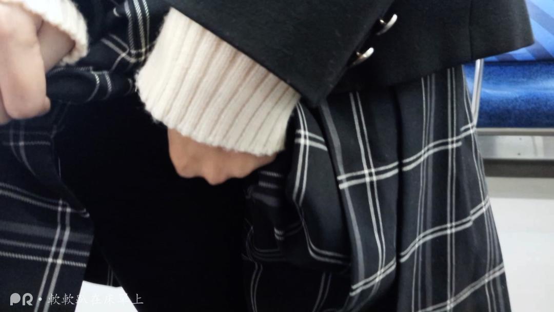 软软趴在床單上-1231 地铁