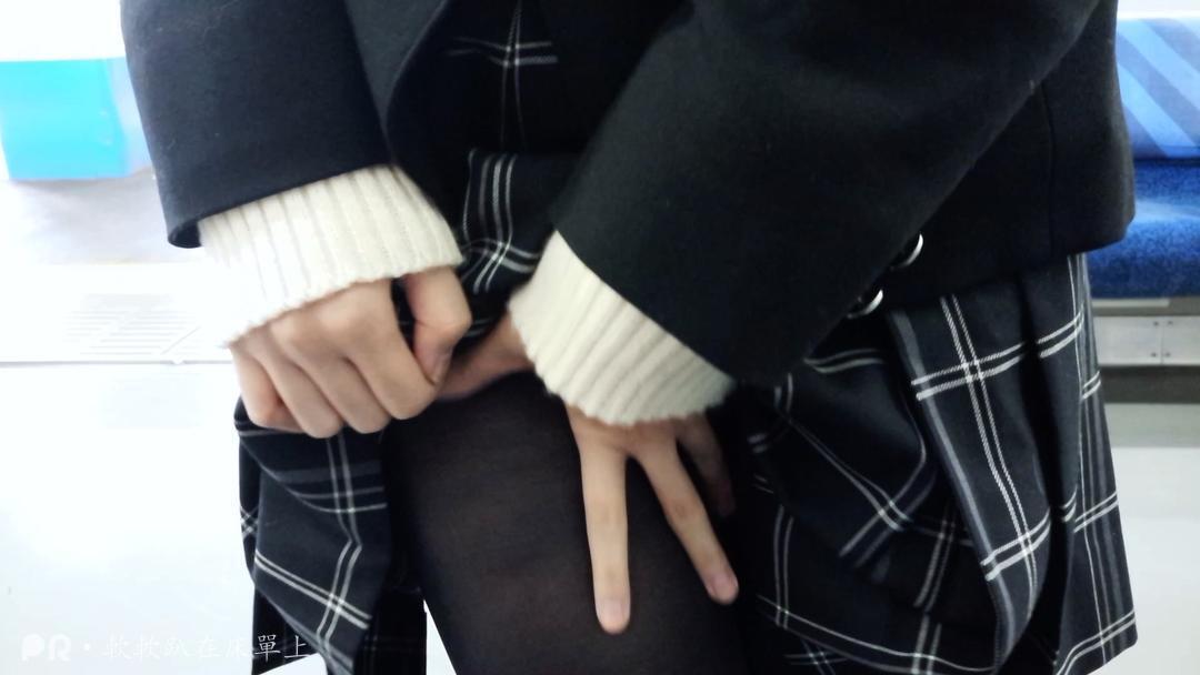 软软趴在床單上-1231 地铁