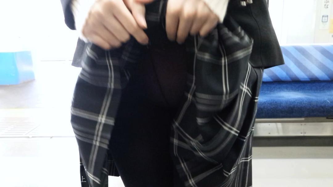 软软趴在床單上-1231 地铁