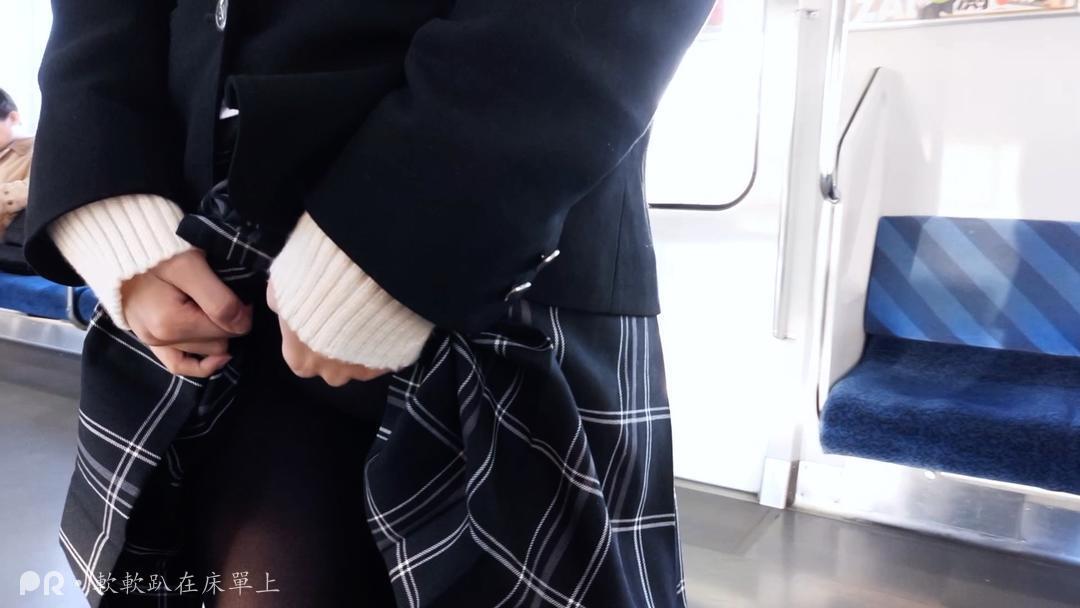 软软趴在床單上-1231 地铁