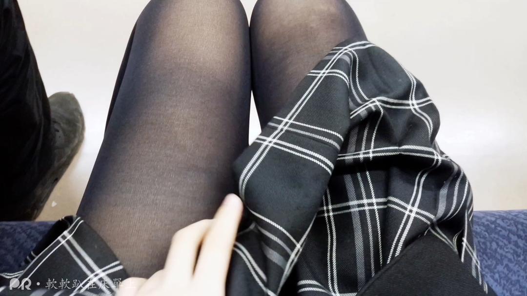 软软趴在床單上-1231 地铁