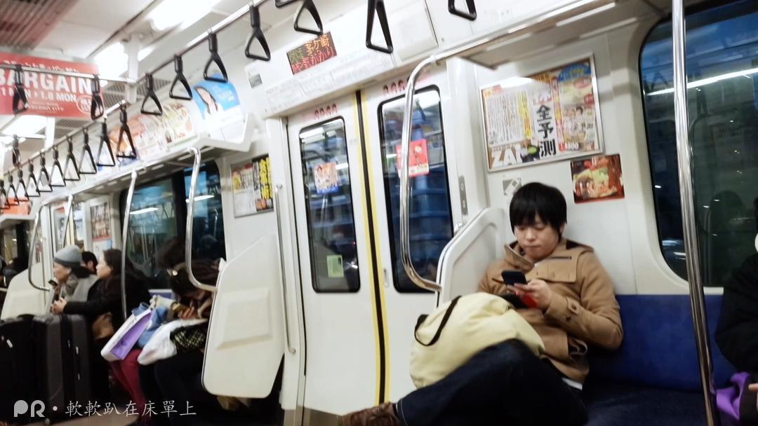 软软趴在床單上-1231 地铁