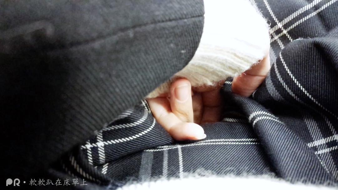 软软趴在床單上-1231 地铁