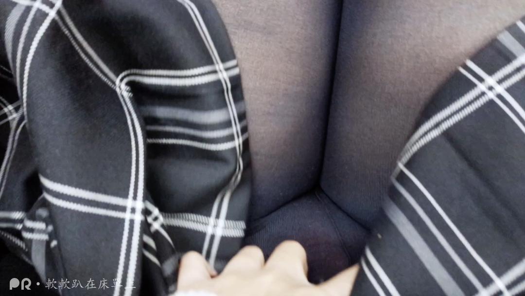 软软趴在床單上-1231 地铁